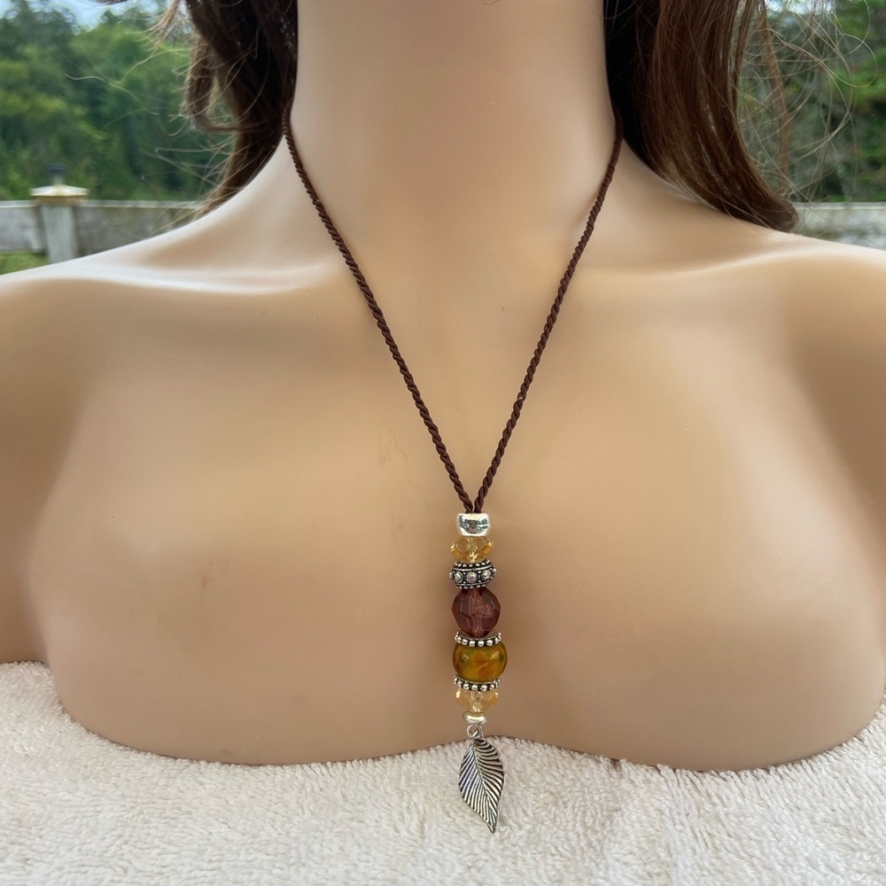 Vintage Avon Necklace Stamped SAQ Leaf Gemstones 80’s Fashion Costume Jewelry